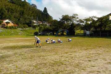 広い校庭で大変です。