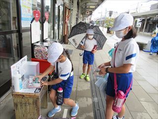 妖怪スタンプを押しています