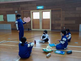 比田小学校のよさを発表しています