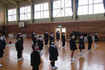 校歌を歌っています。