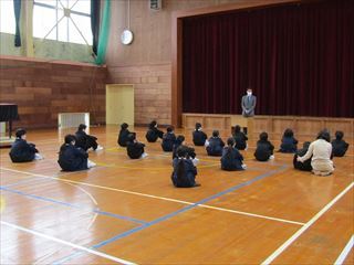 校長が子供たちに話をしています