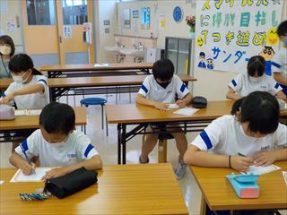 にこにこカードに振り返りを書いています