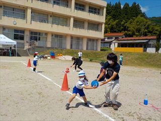１・２年生の親子競技の様子です
