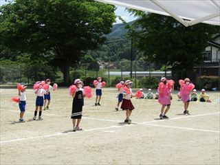 赤組の応援合戦です