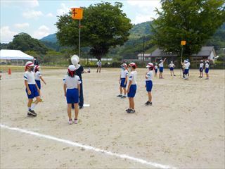 玉入れの練習をしています
