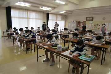 がんばって解いています。