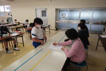 丸付けをしています。