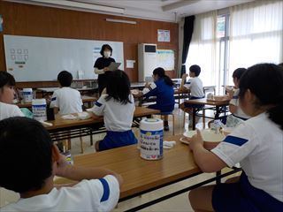人権教育担当教員が紹介している様子です