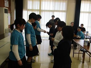 活動報告の後、引継ぎがありました。