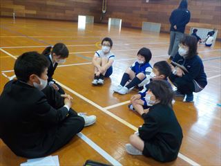 縦割り班で自己紹介をしています
