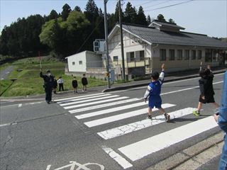 横断歩道を実際に渡りました