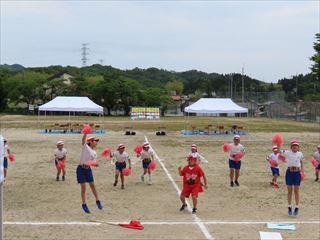 赤組の応援合戦の様子です