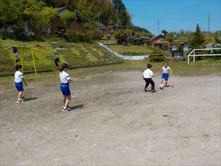 子供たちがサッカーをしています