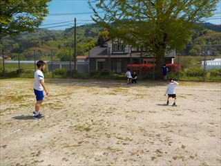 子供たちが野球をしています