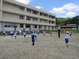 ラジオ体操を練習しています