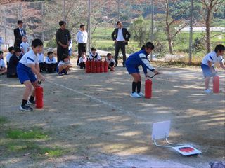 水消火器を使って練習しました。