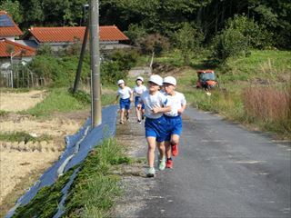 １から３年生が走っています