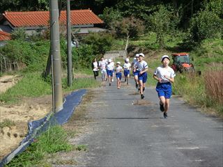 ４から６年生が走っています