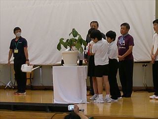 6年生は献水式にも参加しました。
