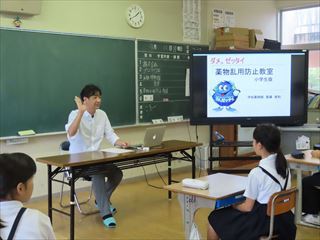 学校薬剤師さんから薬物について話を聞きました。