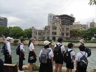 平和公園ではガイドさんから話を聞きました。