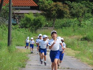 １から３年生が走っています