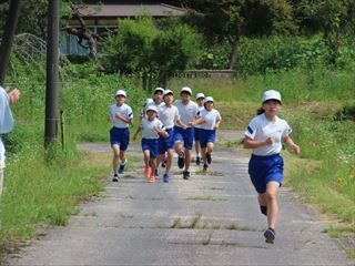 ４から６年生が走っています