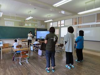 こども園の先生方に学習の様子をみていただいています