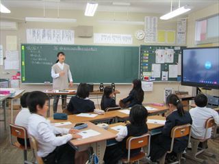 山佐小学校とリモート授業をおこないました。