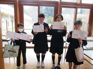 6年生は巨大名刺作りをしました。