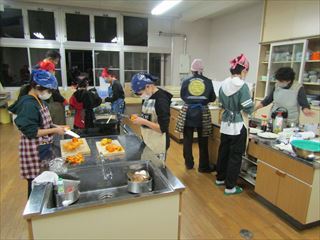 夕食はみんなで調理しました。