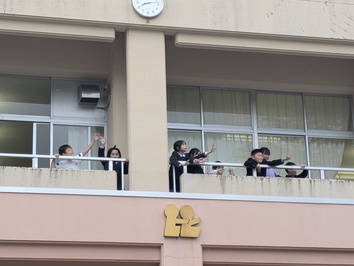 中学生が帰るのを手を振って見送りました。
