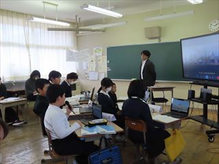 高学年がオンライン授業を行いました。