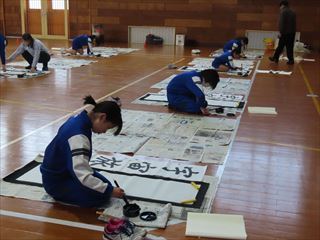 3年生から6年生が書き初めをしました。