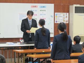 年賀状版画コンクールの表彰の様子です。