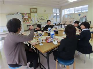 和やかな雰囲気の給食となりました。