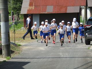 ４から6年生は１周多く走りました。