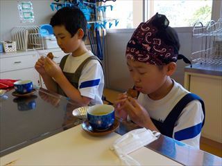 お茶菓子をいただきながらおいしくお茶をいただきました。