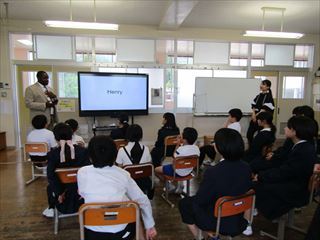 出身国のことや好きな物の話を聞きました。