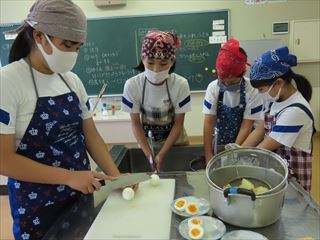 ゆでじゃがいもとゆでたまごを作りました。