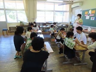 1，2年歯科教室の様子です。