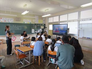 中学年はアプリを使って夏休みの思い出発表会をしました。