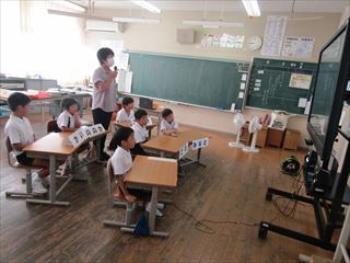 １・2年生のオンライン朝の会の様子です。