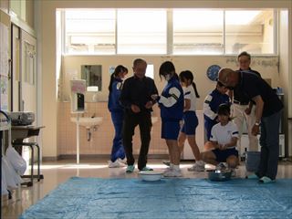 のこぎりを使って竹を切りました。