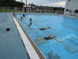 大プールでは水に慣れてから泳ぐ練習をしました。