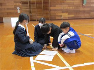 班で給食当番や掃除の分担を決めました。