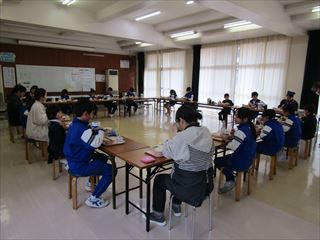 温かな雰囲気の給食時間となりました。