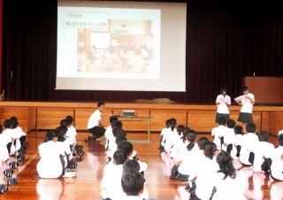 生徒会サミットの報告の様子です