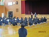 生徒会の説明を聞いています