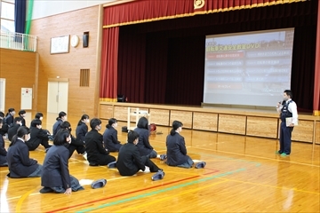 駐在さんの話を聞く様子